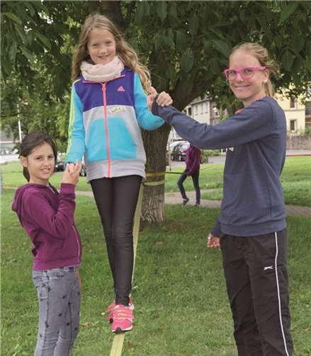 Sara Schmidt kümmert sich im Einzeltraining um die Sicherheit der Kinder auf dem „Schlappseil“.