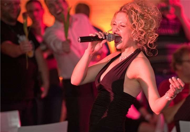 Andernacherin auf musikalischem Höhenflug Sarah Bennett in Aktion.Sarah Bennett