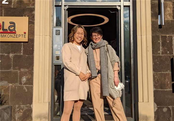 Sarah Eckhardt & Mehtap Turan vor der Scola. Fotos: privat