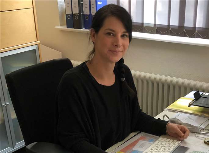 Sarah Esser an ihrem neuen Arbeitsplatz im Büro der Ökumenischen Flüchtlingshilfe Rhein-Ahr e.V.Foto: privat