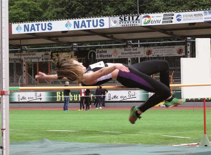 Sarah Gilles beim Hochsprung. privat
