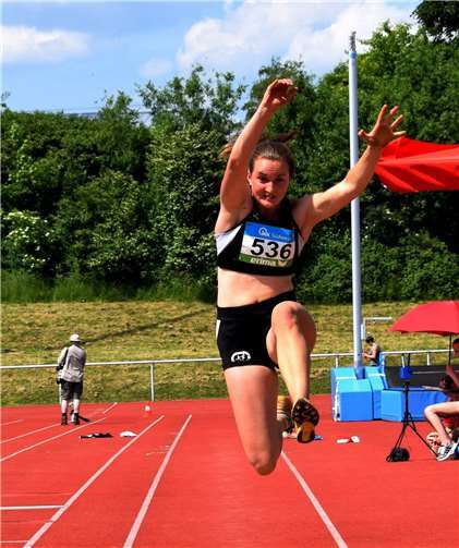 Sarah Gilles fliegt mit persönlicher Bestleistung von 5,53 m zur Goldmedaille. Markus Gilles
