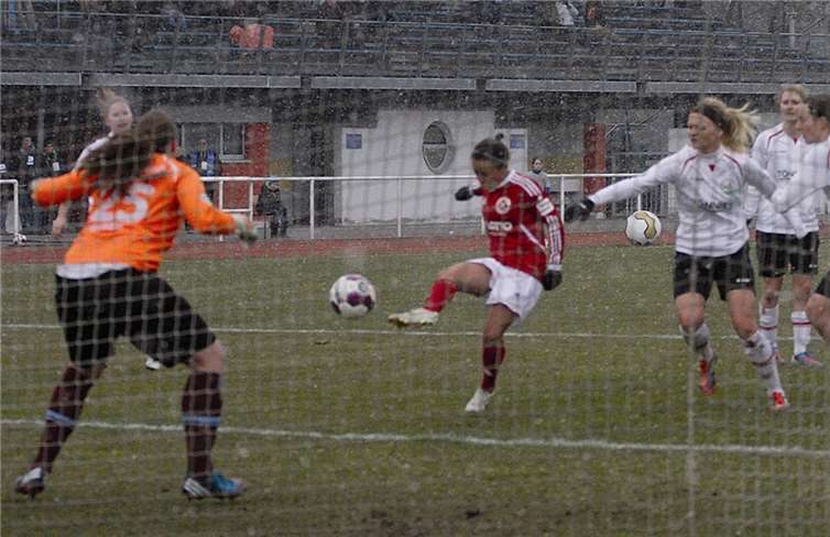 Sarah Gregorius erzielt den goldenen Treffer im dichten Schneetreiben.Guido Kölzer