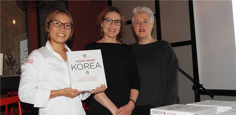Sarah Henke, Sonja Mayer (Christian-Verlag) und Nicole Anker (Anker Buch) freuten sich über die erste Auflage von 8000 Exemplaren, eine stolze Anzahl für ein Kochbuch.WAMFO.DE