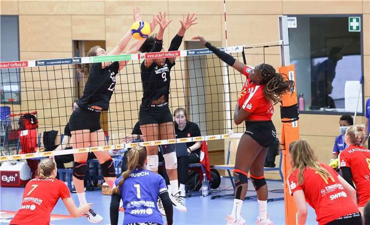 Sarah Kamarah setzt sich mit dem Vilsbiburger Block auseinander.Foto: Jörg Niebergall