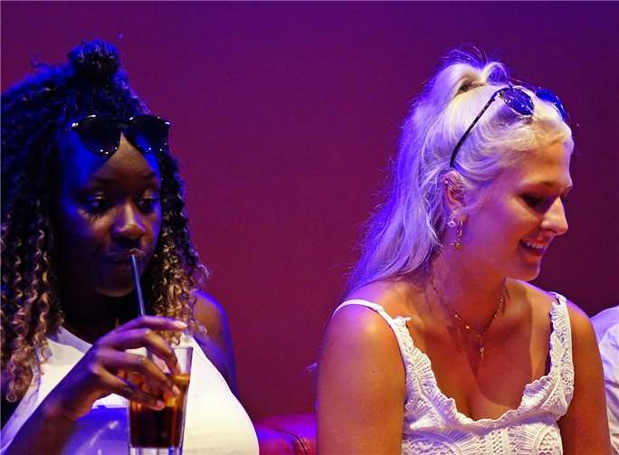 Sarah Kamarah und Maike Henning waren von Vereinsseite eingeladen, um über die aktuelle Situation innerhalb der Mannschaft zu berichten.