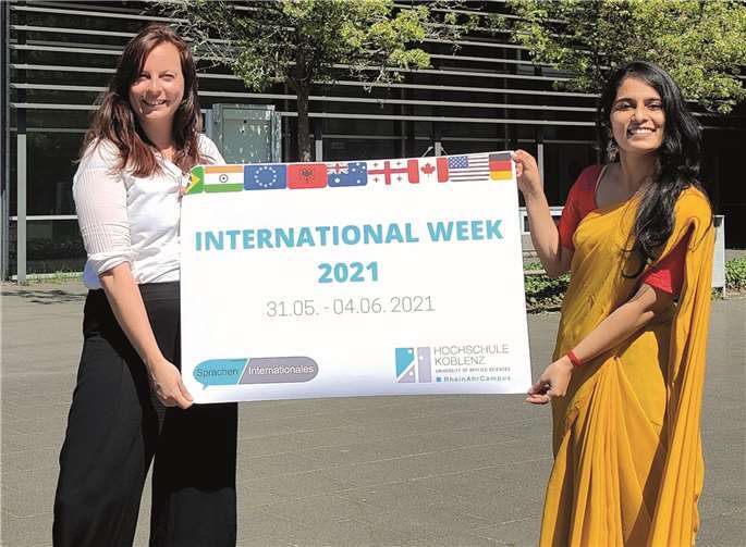 Sarah Krajewski vom Bereich Sprachen/Internationales und die indische Austauschstudierende Surya Sunil Kadungasseri im traditionellen Sari freuten sich über so viel Interesse der Studierenden an einem Auslandssemester in Indien. Foto: Sebastian Lammich/RheinAhrCampus
