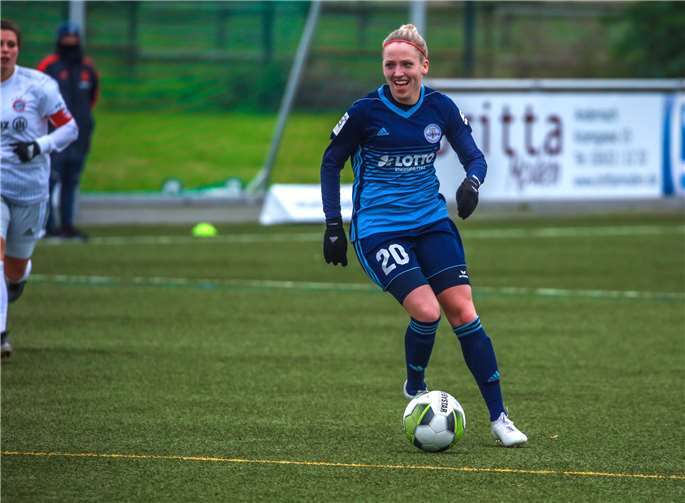 Sarah Krumscheid in der letzten Saison gegen Bayern. Jetzt muss Sie Ihre Karriere beenden und wird Co-Trainerin. Foto: Roland Schäfges - www.myfoto24.eu