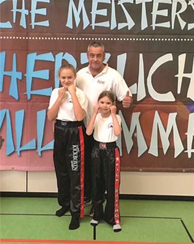 Sarah Liegmann und Jasmin Augsten erkämpften sich erfolgreich ihre Medaillenan bei der deutschen Meisterschaft im Kickboxen der WKU. privat