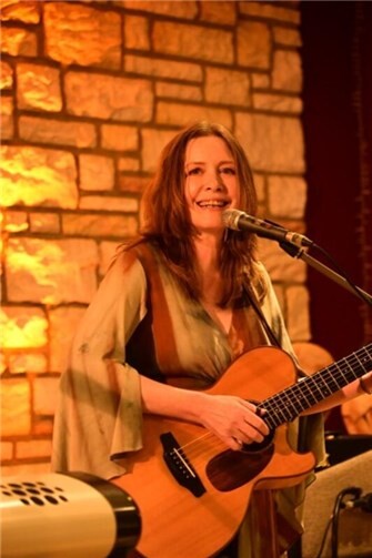 Sarah McQuaid bei dem Konzert in Oberbieber.  Foto: Ilona Ohnemüller