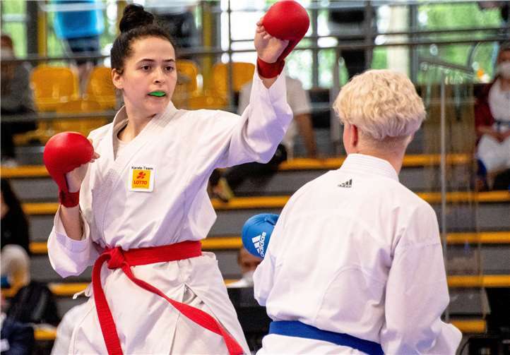 Sarah Mimouni (li.) beim Kampf.