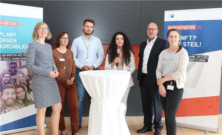 Sarah Pfeil, Alexa Träger (Ausbildungsleitung Mainzer Netze GmbH), Philipp Berg (Azubi), Sera Filimci (Azubi), Michael Böffel (IHK Pfalz), Alina Dietze (Azubi). Fotos: IHK Koblenz