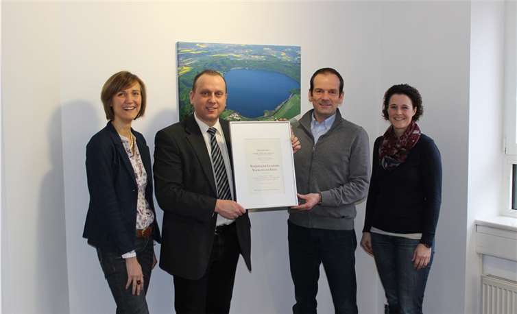 Sarah Radermacher (VG Brohltal), Johannes Bell (Bürgermeister der VG Brohltal), Jörg Busch (Geschäftsführer Vulkanpark GmbH), Heike Werf (VG Brohltal) (v.l) freuen sich über das Prüfungsergebnis. Privat