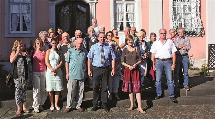 Sarah Radermacher (vorne, v. r.), Johannes Bell und Prof. Dr. Rudolf Ewerhart freuten sich über das große Interesse an der Führung im und um das Wassenacher Burghaus.HG