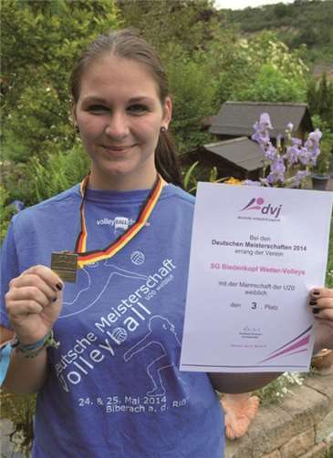 Sarah Rochert präsentiert stolz ihr Medaille. privat