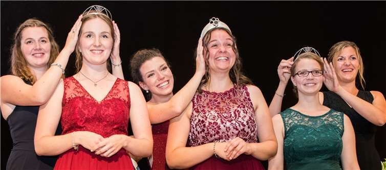 Sarah Röhl (vorne Mitte) wird von ihrer Vorgängerin Marie Jostock gekrönt. Die bisherigen Mosel-Weinprinzessinnen Julia Gries aus Kobern-Gondorf und Julia Weis aus Zell krönen Kirsten Urban und Jacqueline Krause (vorne re.). Foto: Chris Marmann