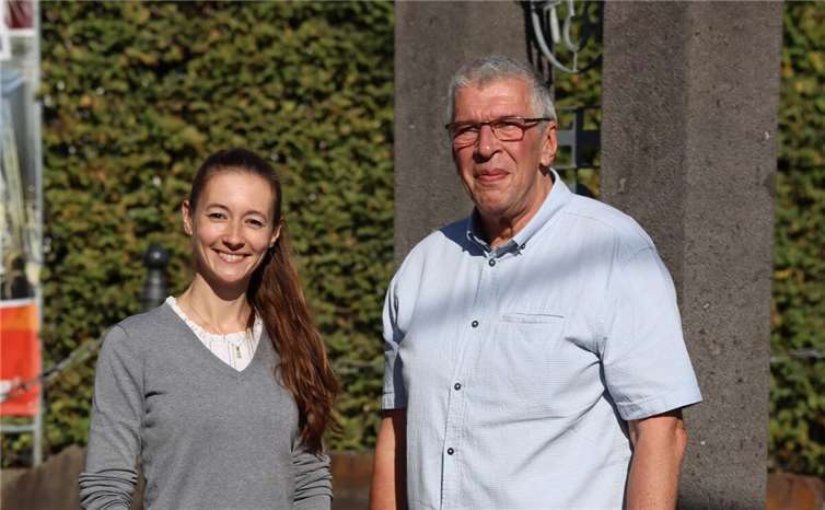 Sarah Rotterdamm und Stadtbürgermeister Frank Wisniewski. Foto: Stadt Adenau/Verena Krämer“