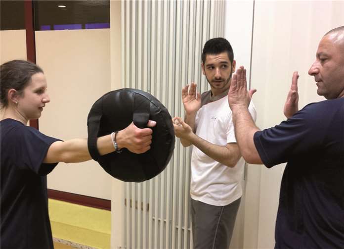 Sarah Schaup und Michael Hartung erhalten Unterweisung durch Fatih Yilmaz (Mitte). privat