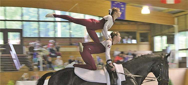 Sarah Schneider und Hannah Vogt wurden auf „Cloony“ mit Kurtscheid II Sieger im L-Gruppen Wettbewerb. privat
