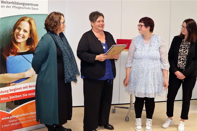 Sarah Schomaker (2. von rechts) erhält in der Pflegeschule Daun ihr Zertifikat. Es gratulieren (von links): Einrichtungsleiterin Britta Lott, Integrationsassistentin Bianca Schmitz (beide Caritas Werkstätten) und Einrichtungsleiterin Diana Wagner (Villa am Buttermarkt).Foto: Ute Michels / Caritas Werkstätten