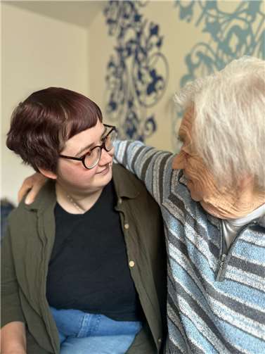 Sarah Schomaker an ihrem Arbeitsplatz in der Senioreneinrichtung Villa am Buttermarkt in Adenau.Foto: Nicole Meyer / Villa am Buttermarkt