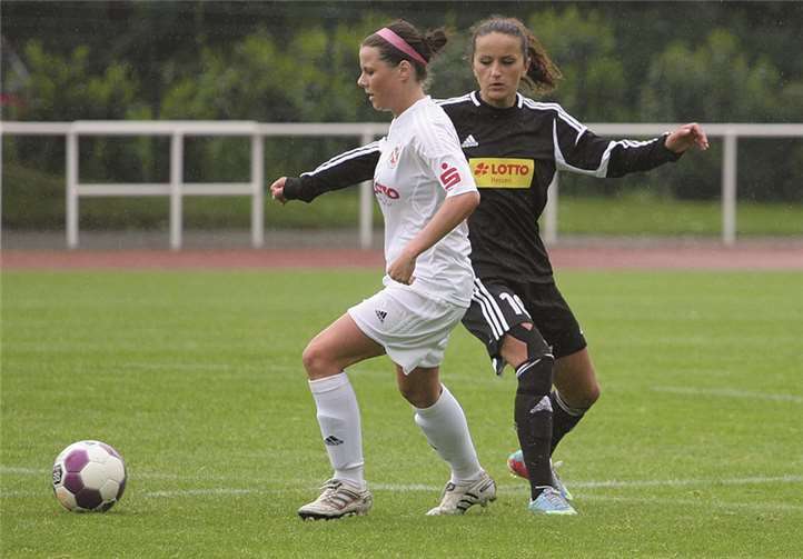 Sarah Schröder stoppt Lira Bayramaj. Guido Kölzer