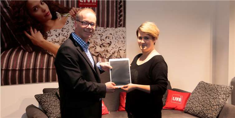 Sarah Weingarz bekam von Firmenchef Ralf Schweitzer ihren Gewinn, ein iPad Pro überreicht. Foto: -SES-