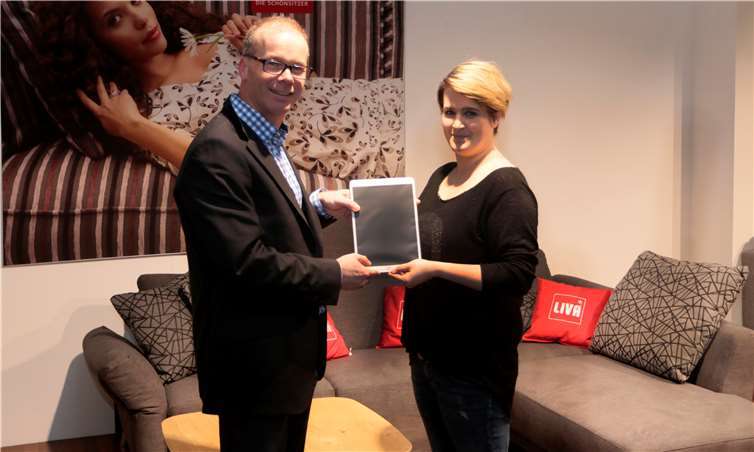 Sarah Weingarz bekam von Firmenchef Ralf Schweitzer ihren Gewinn, ein iPad Pro überreicht. Foto: privat