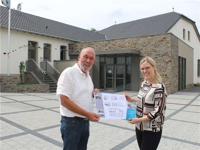 Sarah und Manfred Dünker vor dem „neuen“ Winzerverein Lantershofen, den das Architektenteam maßgeblich konzipiert hat und dafür beim „Tag der Architektur“ ausgezeichnet wurde.DU