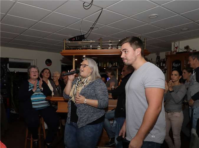 Sarah und Tobi intonierten bei der Kirmeskaraoke „Shallow“, das Lady Gaga mit Bradley Cooper sang.Fotos: CEW
