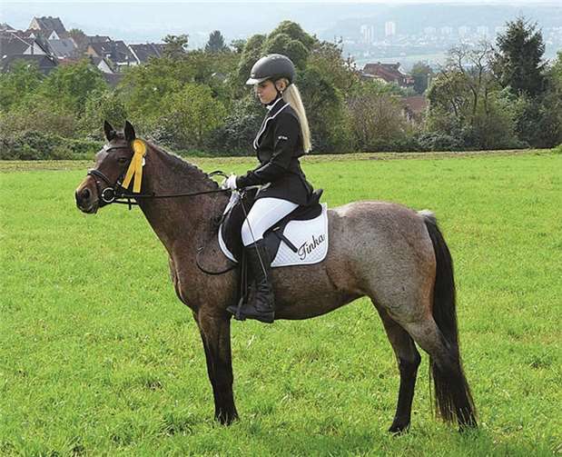 Sari Hoffmann und ihr Pony Tinka posieren zum Siegerfoto. privat