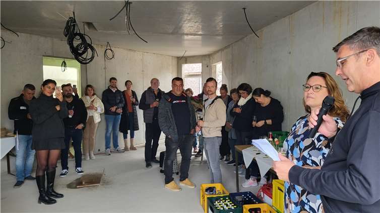 Sascha Bräuer und seine Frau Katharina begrüßten die zahlreichen Gäste beim Richtfest. Foto: WAMFO.DE