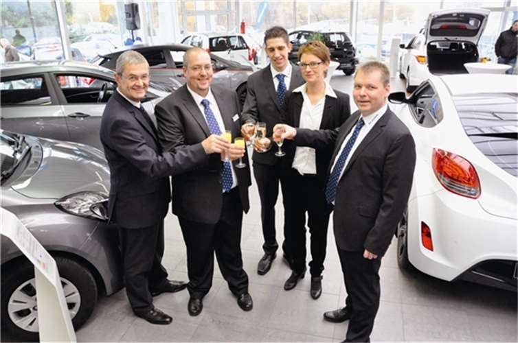 Sascha Butz, Simone Mühlbach ,und der Mayener Autohauschef André Greger, mit fachlich versierten Mitarbeitern stoßen auf den Neuanfang an.BS