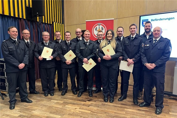Sascha Esser (3.v.l.), Marc Zimmer (4.v.l.), Joshua Ketis (5.v.l.), Daniel Marx (6.v.l.), Jonas Lauer (7.v.l.), Christopher Krech (6.v.r.), Anja Kratz (5.v.r.), Jan Kratz (4.v.r.) und Philipp Noll (3.v.r.) durften bei der Versammlung die Urkunde für ihre Beförderung entgegennehmen