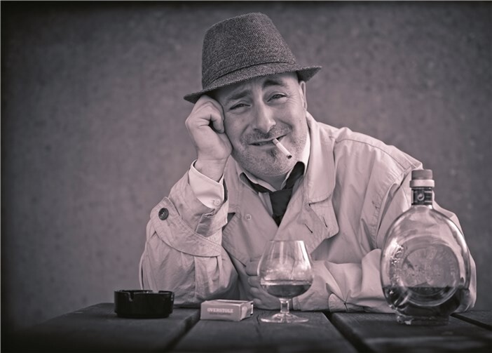 Sascha Gutzeit als Kommissar Engelmann, der im Dienst am liebsten Cognac trinkt, Kette raucht und einen rosaroten Panda fährt.. Jan Wiesemann