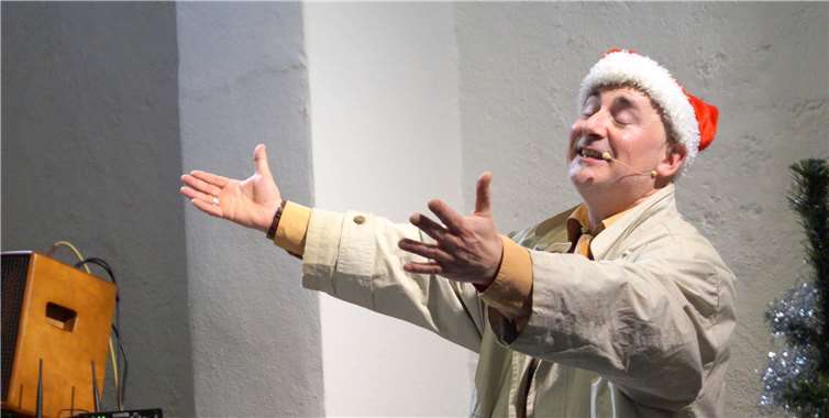 Sascha Gutzeit brillierte als Kommissar Heinz Engelmann, mit Nikolausmütze...