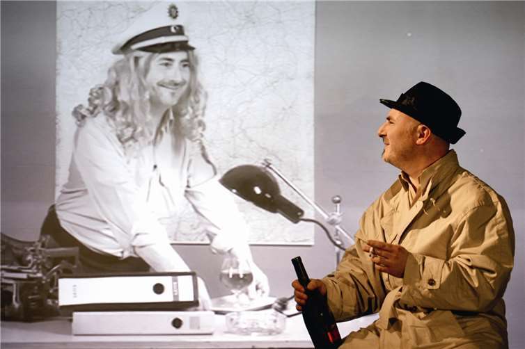 Sascha Gutzeit präsentiert sein neues Bühnenstück. privat