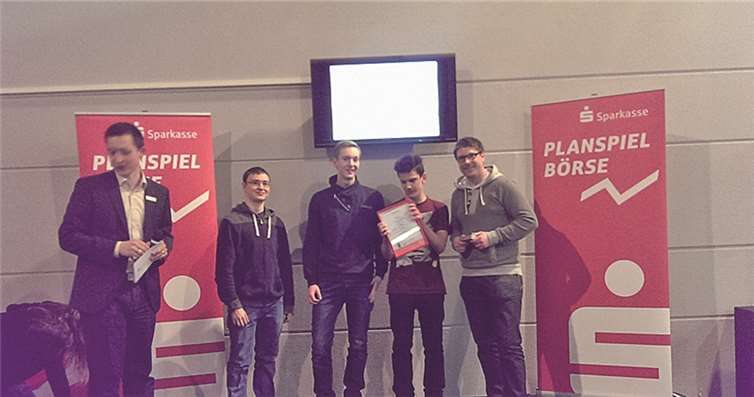 Sascha Hemm von der Sparkasse Mittelmosel (links) kürte in Trier Dennis Dendzig, Oleg Semelevs und Daniel Meier zu Siegern des Planspiels Börse. privat