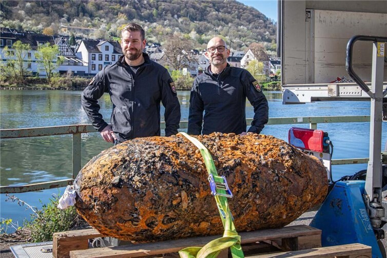 Sascha Hummrich (links) und Marco Ofenstein vom Kampfmittelräumdienst Rheinland-Pfalz (rechts) sorgten für die erfolgreiche Entschärfung der amerikanischen Fliegerbombe in Koblenz. 