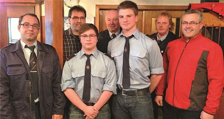 Sascha Irmiter (v.li.), Gerhard Mieden, Reinhard Wruck, Rainer Welsch sowie Albert Jung gratulierten den beiden neuen Feuerwehrmännern. privat