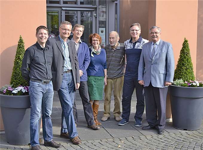 Sascha Langenstein (links) erläuterte den Fraktionskollegen im Vorfeld der Sitzung die planungsrechtlichen Vorgaben für den auf der Tagesordnung stehenden Teilplan Windenergie.Privat