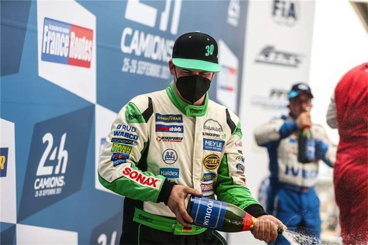Truck-Pilot Sascha Lenz mit zwei Podiumsplätzen in Le Mans Sascha Lenz bei der Siegerehrung auf dem Podest.