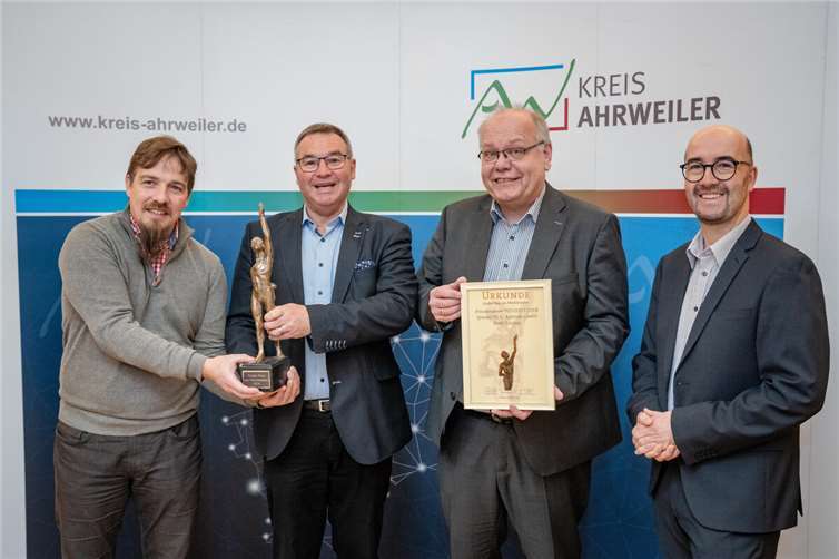 Sascha Mallm, Prokurist und technischer Leiter bei TÖNISSTEINER, Horst Gies MdL, TÖNISSTEINER-Geschäftsführer Hermann- Josef Hoppe und Kreiswirtschaftsförderer Tino Hackenbruch bei der Gratulation im Kreishaus Ahrweiler. Fotos: B. Risse / Kreisverwaltung Ahrweiler