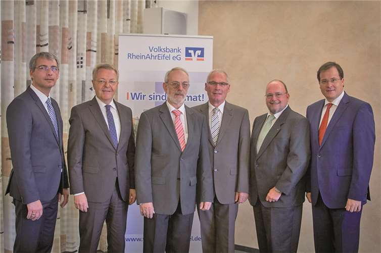 Sascha Monschauer, Elmar Schmitz, Hubert Arzdorf, Paul Radermacher, Stefan Linden und Markus Müller (v. l.). b2 Fotodesign/Volksbank RheinAhrEifel