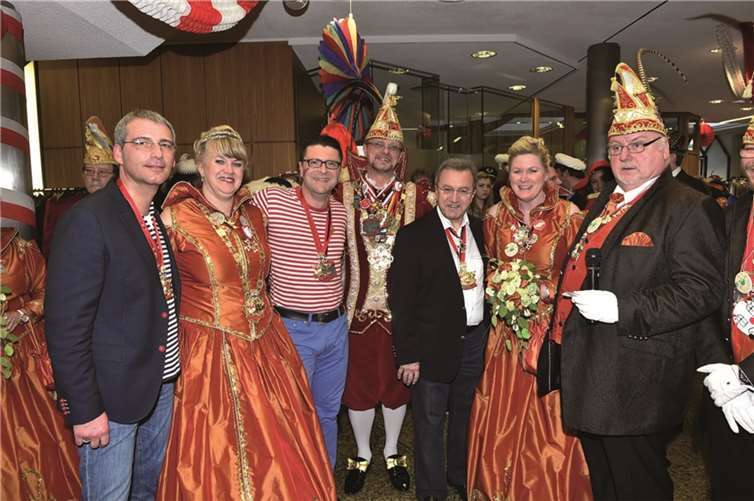 Sascha Monschauer, Vorstandsmitglied Volksbank RheinAhrEifel (1.v.l.) und die Direktoren für den Regionalmarkt MayenRhein Oliver Engels (3.v.l.) und Peter Schäfer (5.v.l.) mit Prinz Michael I. und seiner Lieblichkeit Prinzessin Claudia II..privat