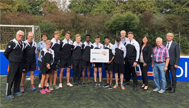 Sascha Monschauer, Vorstandsmitglied der Volksbank RheinAhrEifel (1. von rechts) und Meike Heift, Leiterin der Filiale Mülheim-Kärlich (3. von rechts), übergeben eine 500-Euro-Spende der Bürgerstiftung der Bank an die Leichtathletik-AG der Realschule Plus Mülheim-Kärlich rund um die die Trainer Peter Reif (1. von links), Harald Reif (2. von links) und Franz-Josef Baulig (2. von rechts). Privat
