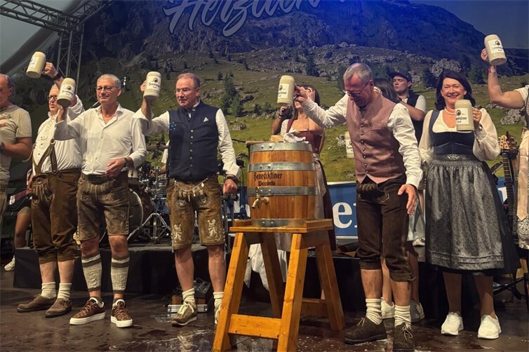 Sascha Monschauer (Vorstandsvorsitzender VR Bank RheinAhrEifel eG), Hans-Jürgen Lichter (Wiesnwirt) und das Organisationsteam des Koblenzer Oktoberfestes nach dem offiziellen Fassanstich.