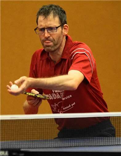 Sascha Müller beim Aufschlag.  Foto: Michael Schreiber