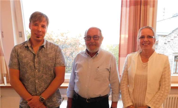 Sascha Neugebauer und Margit Kriegel umrahmen den alten und neuen Bürgermeister Willi Löcher. Foto: WR