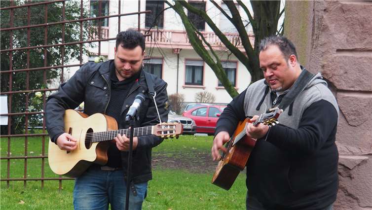 Sascha Reinhardt und sein Sohn Germaine spielten ein kleines Stück auf ihren Gitarren.